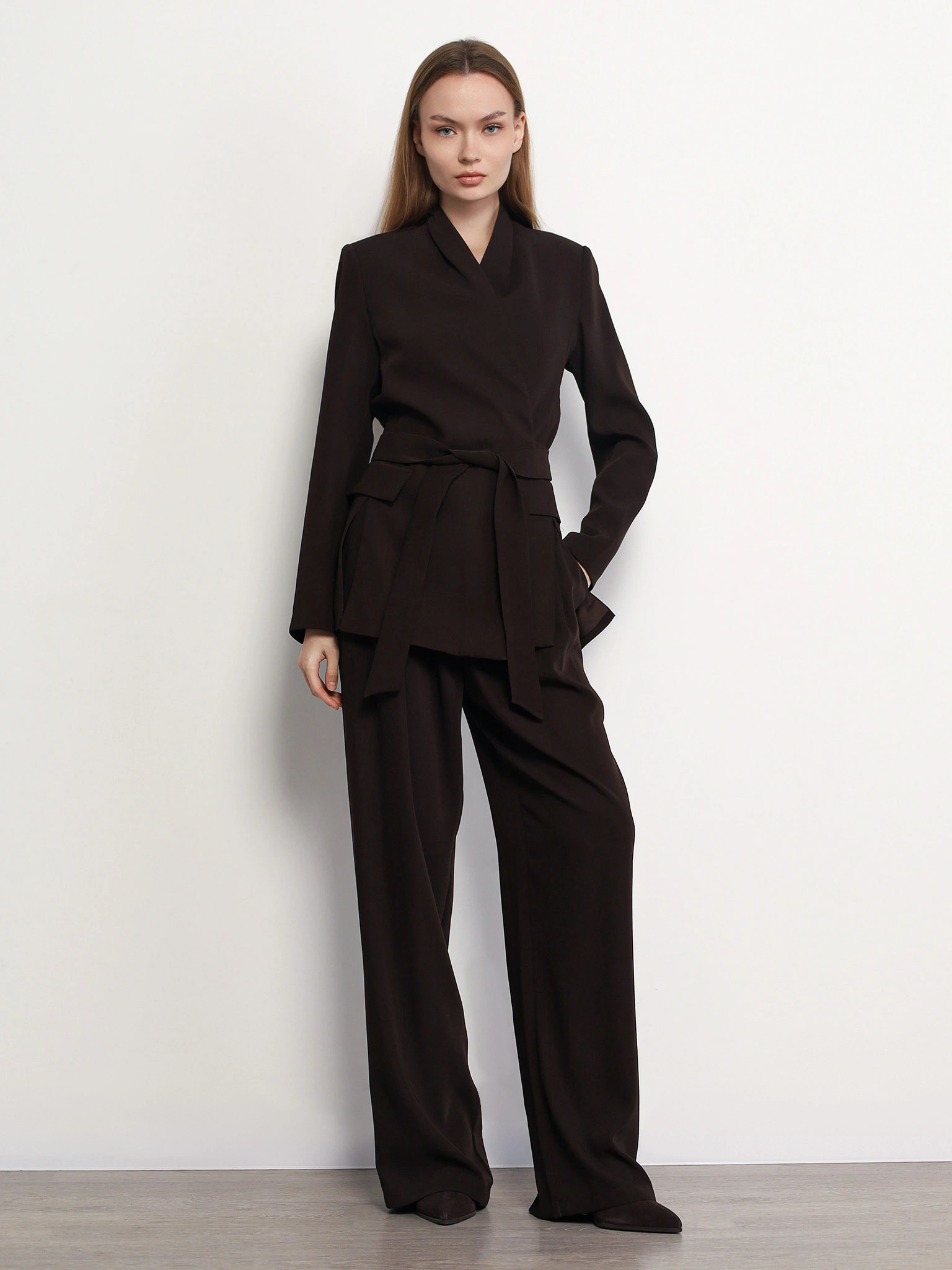 Жакет темно-коричневого цвета прямого кроя с имитацией карманов